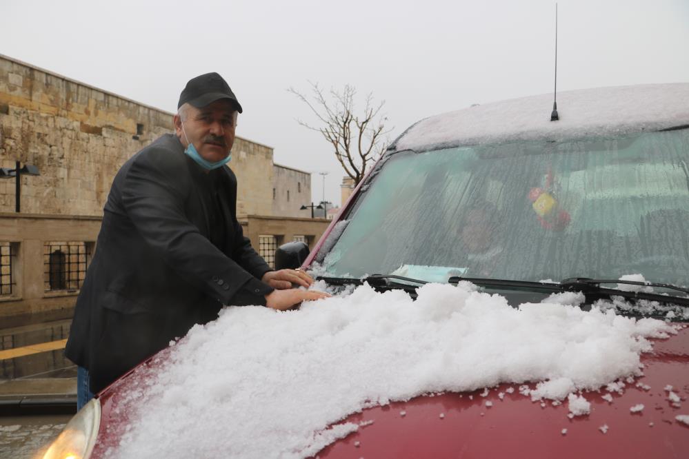 Sivas’ta gök gürültüsüyle birlikte yağan dolu, kısa sürede şehri beyaza bürüdü
