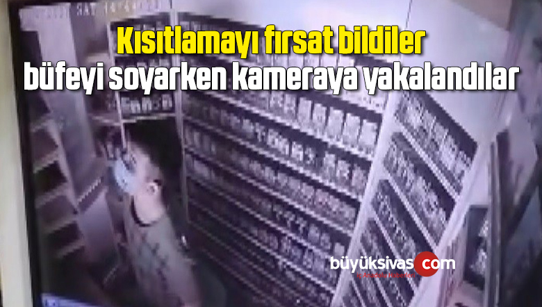 Kısıtlamayı fırsat bildiler, büfeyi soyarken kameraya yakalandılar
