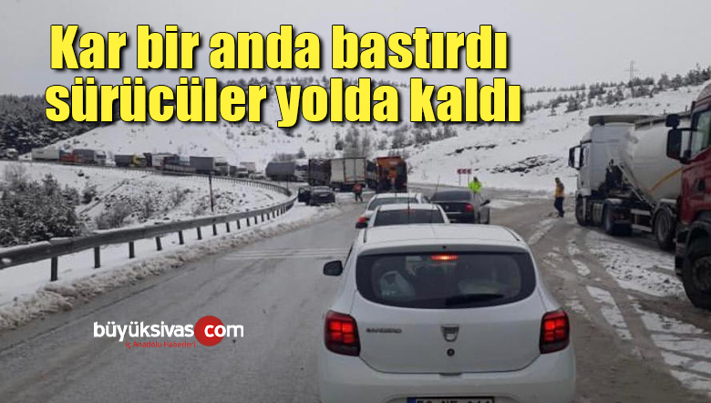 Kar bir anda bastırdı, sürücüler yolda kaldı