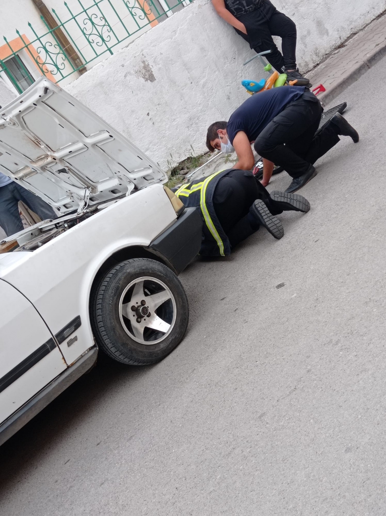 Sivaslı Vatandaş 50 Km Arabasında Yılanla Haberi Olmadan Yolculuk Yaptı