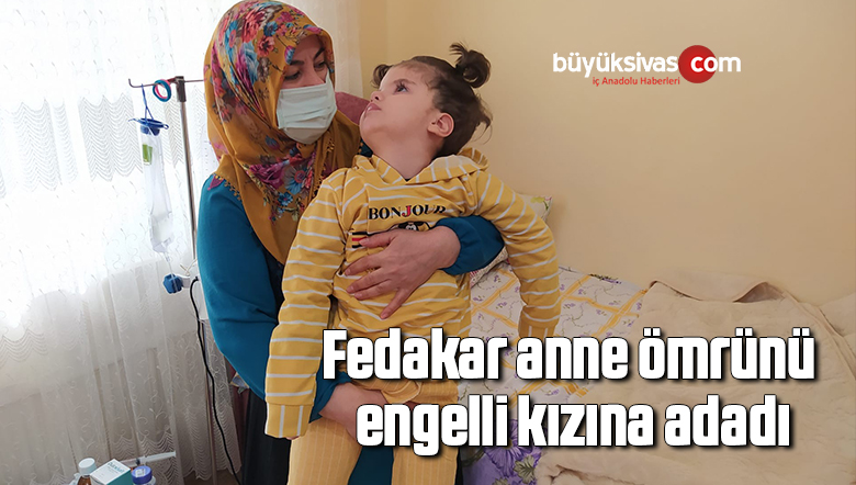 Fedakar anne ömrünü engelli kızına adadı