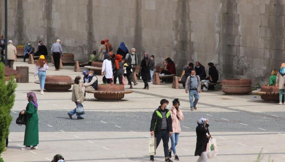 Sivas’ta kapanma sonrası açılma da insan seli yaşandı