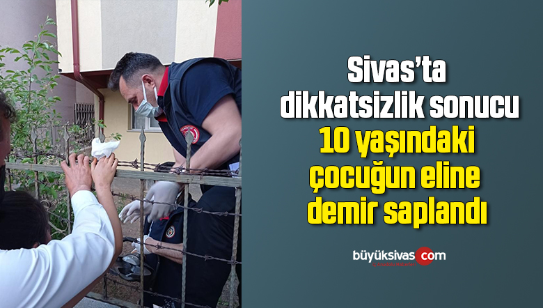 Eline saplanan korkuluk demiriyle hastaneye kaldırıldı