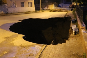 Sivas’ta obruk gibi çukur, mahalleliyi korkuttu