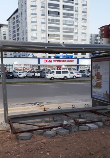 Yeni yapılan kaldırıma vatandaştan tepki! “Hiç mi eline mala almamış”