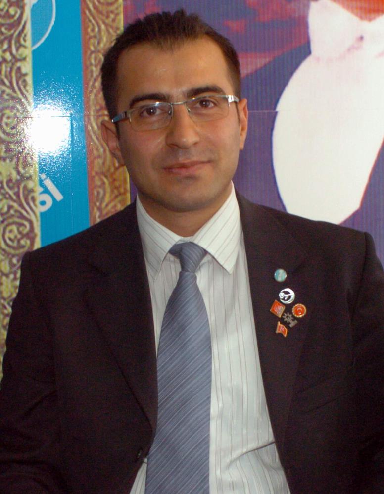 Yakasına her partinin rozetini takarak bu günlere göz kırpmış