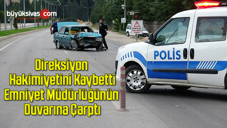 Otomobil emniyet müdürlüğünün duvarına çarptı: 4 yaralı