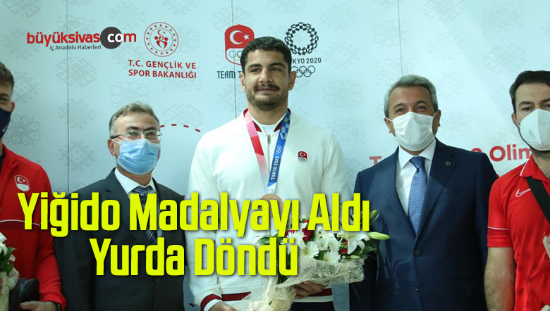 Tokyo’dan dönen milli güreşçiler coşkuyla karşılandı