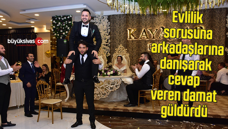 Evlilik sorusuna arkadaşlarına danışarak cevap veren damat güldürdü