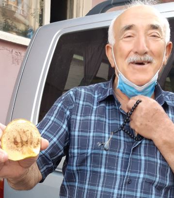 Sivas Bıçağı ile elmayı kesince içinde yazan Allah Lafzı göz yaşarttı