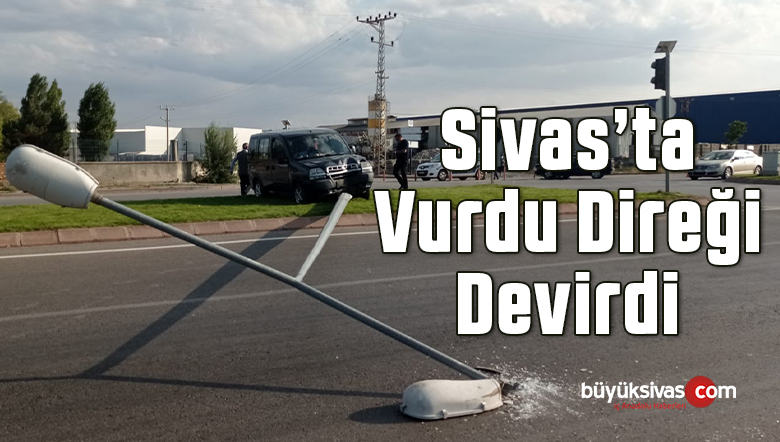 Sivas Organize Sanayi Bölgesi kavşağında araç direği devirdi
