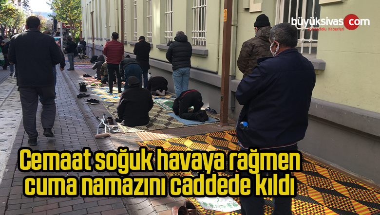 Cemaat soğuk havaya rağmen cuma namazını caddede kıldı