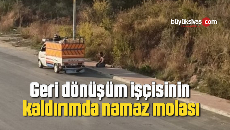 Geri dönüşüm işçisinin kaldırımda namaz molası