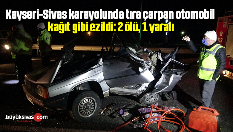 Tıra çarpan otomobil kağıt gibi ezildi: 2 ölü, 1 yaralı