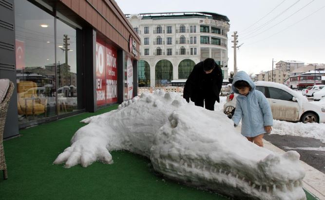 Yapımı 6 saat sürdü 11 metre uzunluğunda, görenler dönüp bir daha baktı