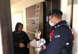 Jandarma ekiplerinden şehit annelerine sürpriz