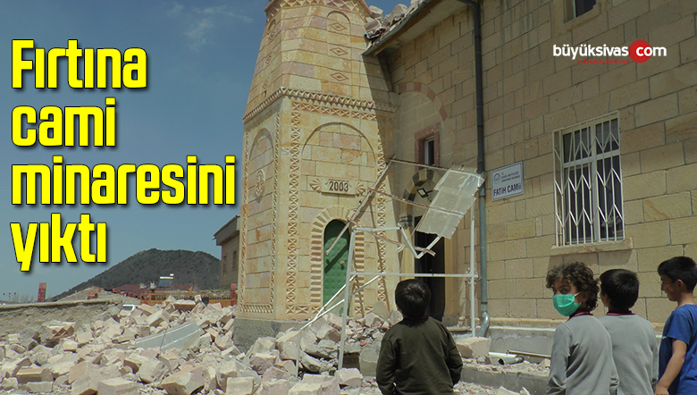 Fırtına cami minaresini yıktı