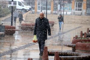 Sivas’ta Nisan ortasında lapa lapa kar yağdı
