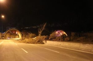 Tünel heyelan sebebiyle çift yönlü trafiğe kapatıldı