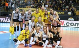 Lider VakıfBank normal sezonu galibiyetle kapattı