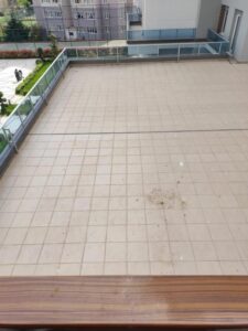 Doğurduğu bebeği balkondan aşağıya attı