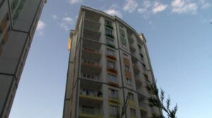 Lüks sitede kiralık dairenin camından düşen genç kızın feci ölümü