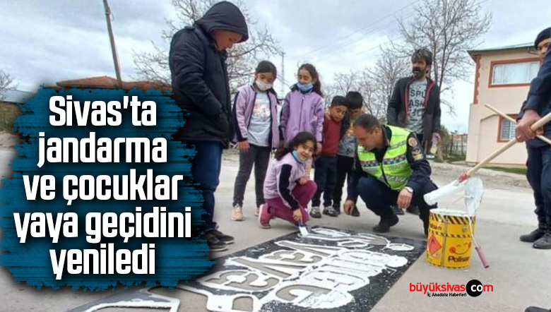 Sivas’ta jandarma ekipleri ve çocuklar yaya geçidini yeniledi