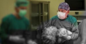 Sivaslı vatandaşın karnından 16,9 kiloluk dev kitle çıktı