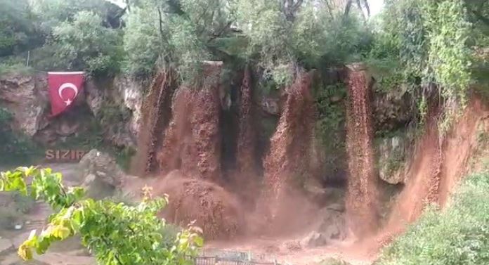 Sivas’taki turistik şelale de sel sularından nasibini aldı