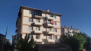 Sivas’ta Tamirat için çıktığı çatıdan düşen genç hayatını kaybetti