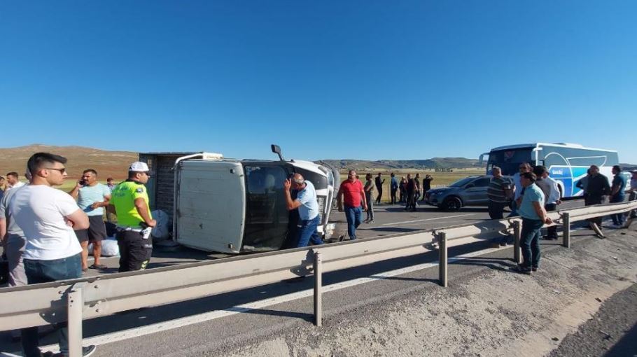 Sivas’ta trafik kazası! Kamyonet devrildi çok sayıda yaralı var! Yol trafiğe kapandı!