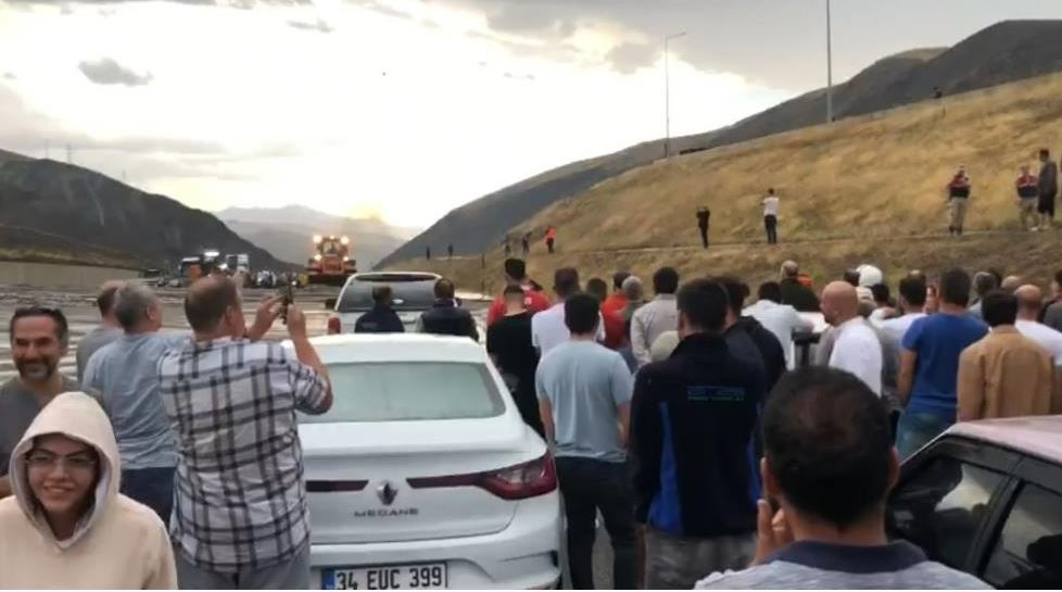 Erzincan-Sivas kara yolu heyelan nedeniyle ulaşıma kapandı