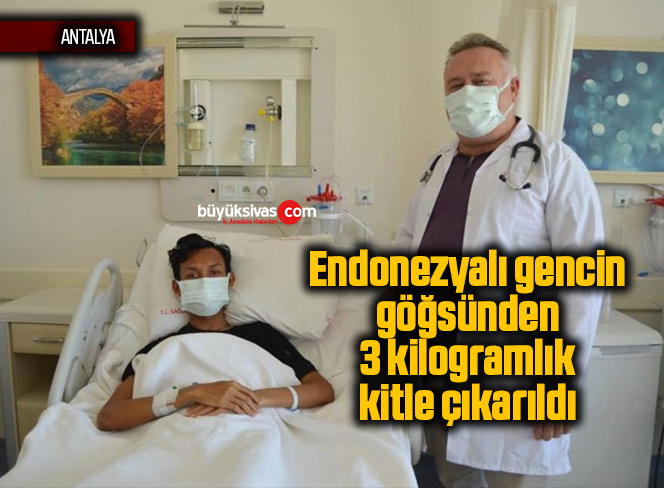 Endonezyalı gencin göğsünden 3 kilogramlık kitle çıkarıldı