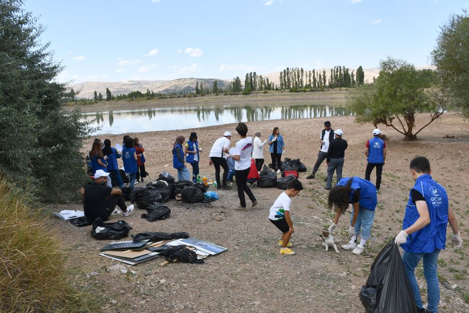 Sivas’ta gönüllü gençler kuraklıktan etkilenen gölette 100 poşet çöp topladı