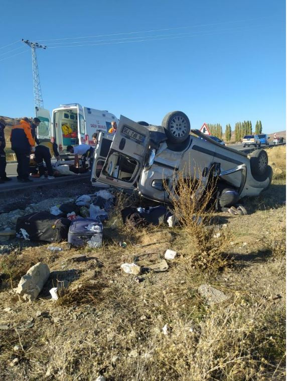 Sivas’ta hafif ticari araç takla attı! Yaralılar var!