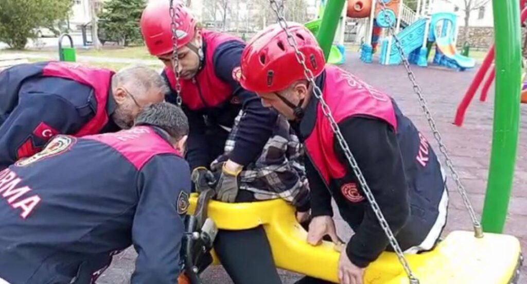 Sivas’ta eğlenmek için bindiği salıncak adeta kabusu oldu!