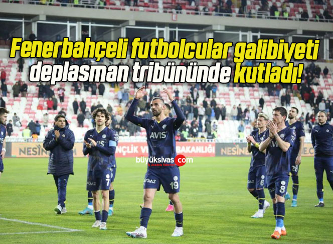 Fenerbahçeli futbolcular galibiyeti deplasman tribününde kutladı!