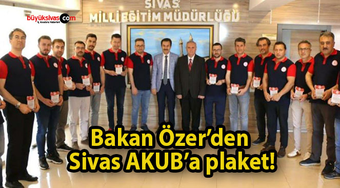 Bakan Özer’den Sivas AKUB’a plaket!
