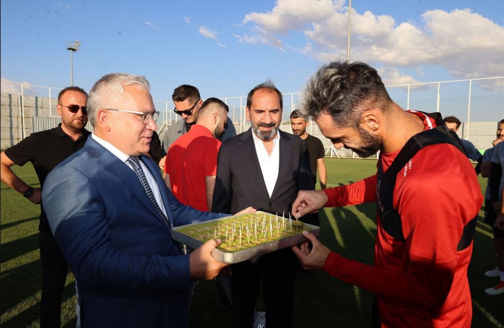Sivas Valisi Yılmaz Şimşek’ten Sivasspor’a baklava ikramı!