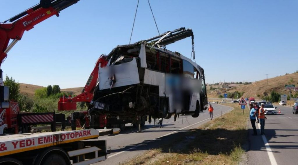 12 kişinin hayatını kaybettiği otobüs şarampolden çıkarıldı!