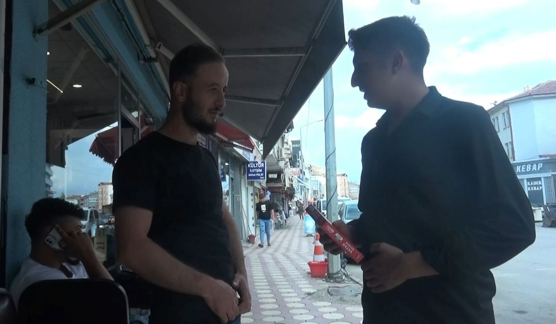 Sivas’ta şehitlerin anısına Türk bayrağı hediye edildi