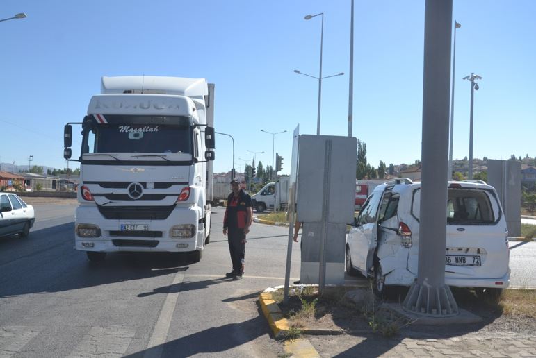 Tırla araç çarpıştı! Yaralılar var!