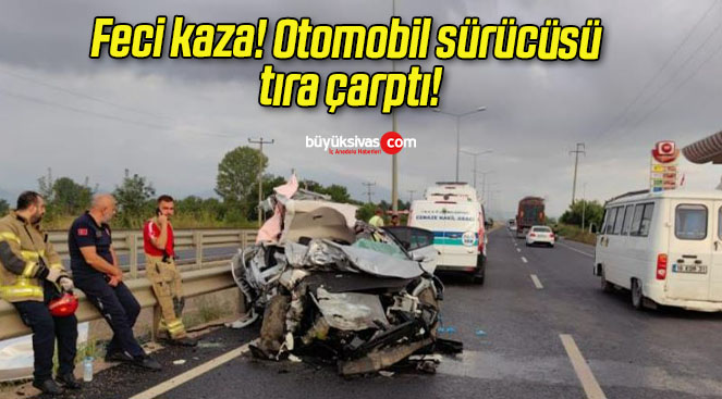 Feci kaza! Otomobil sürücüsü tıra çarptı!