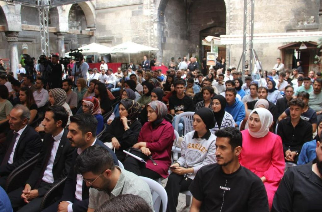 TBMM Başkanı Kurtulmuş gençlerle buluştu!