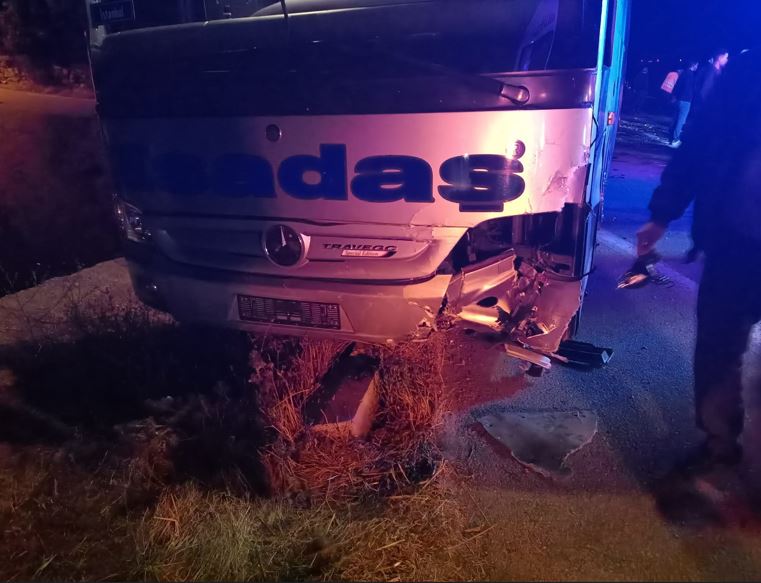 Sivas’ta yolcu otobüsüyle otomobil çarpıştı! Yaralılar var! 