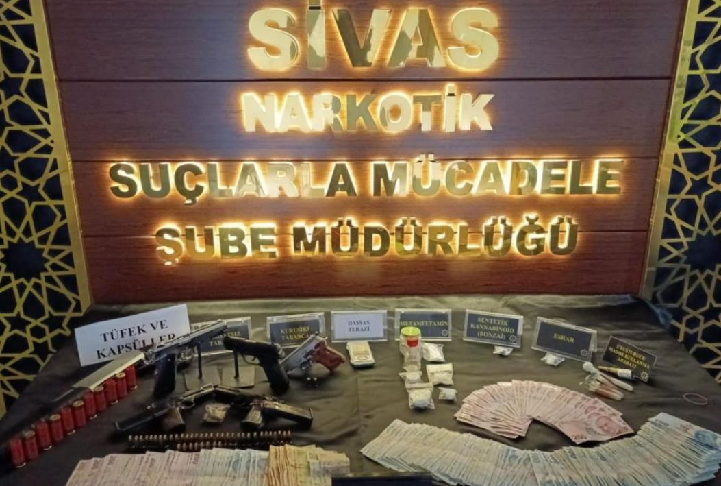 Sivas’ta 2 şüpheli binlerce lira ile tutuklandı!
