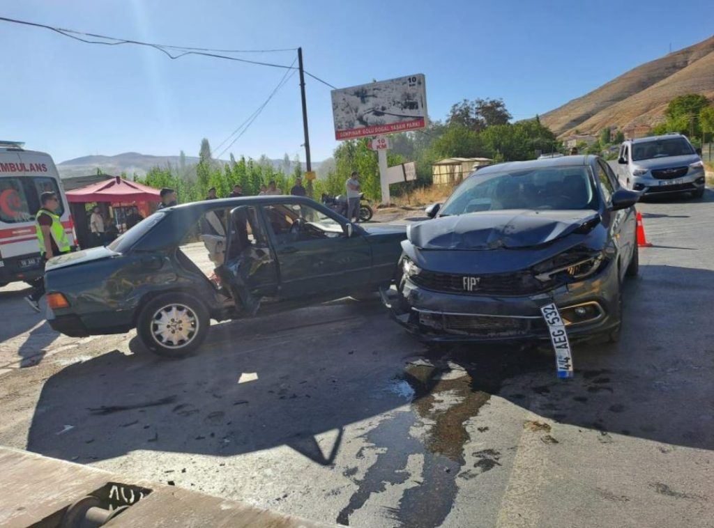Sivas’ta otomobiller çarpıştı! 4 yaralı!