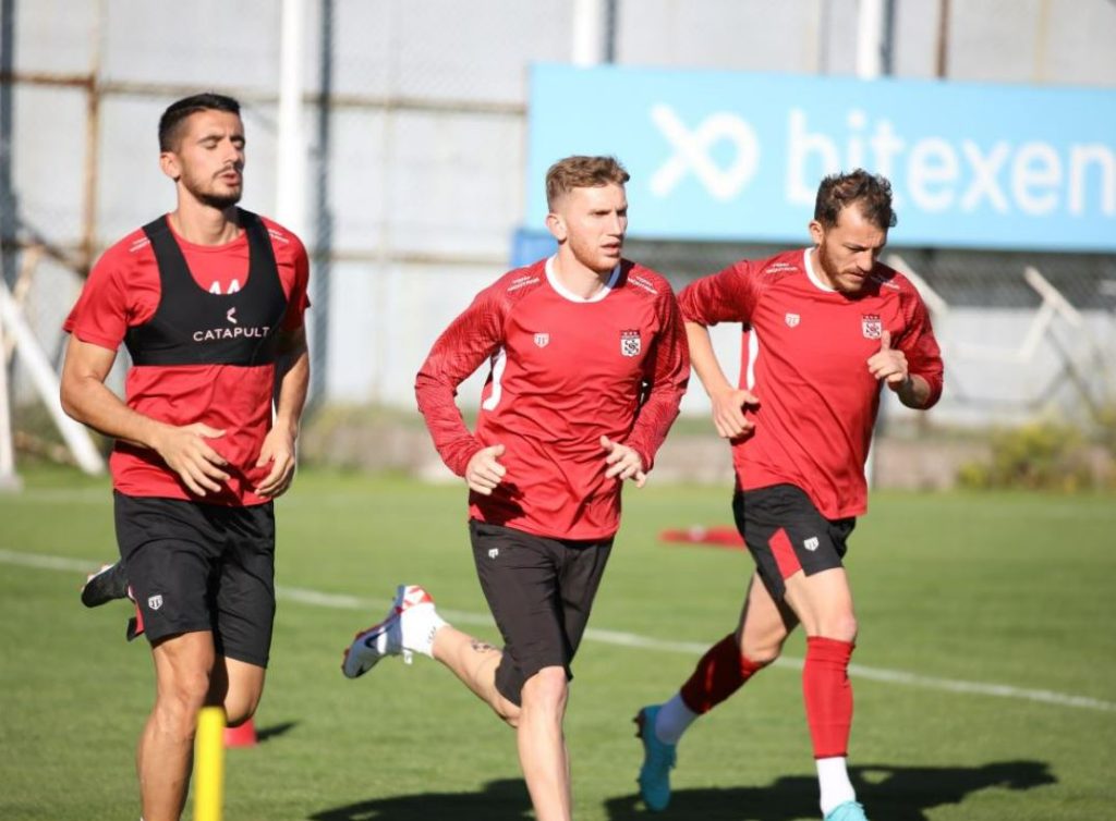 Sivasspor’un yeni transferi Burak Kapacak ilk idmanına çıktı!