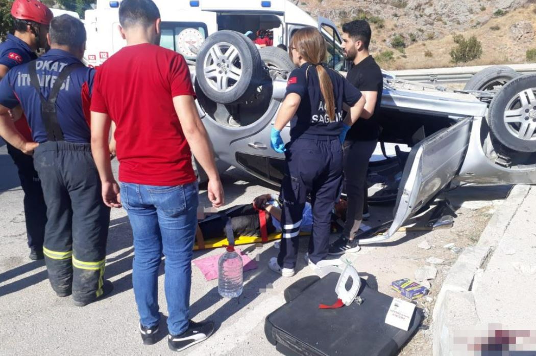 Sivas istikametinde refüje çarpan otomobil takla attı: 3’ü çocuk 5 yaralı