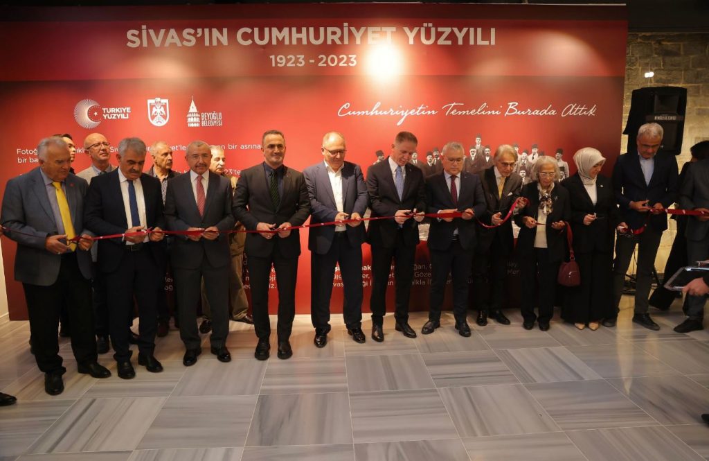 Sivas’ın Cumhuriyet Yüzyılı 1923-2023 adlı fotoğraf sergisi açıldı!